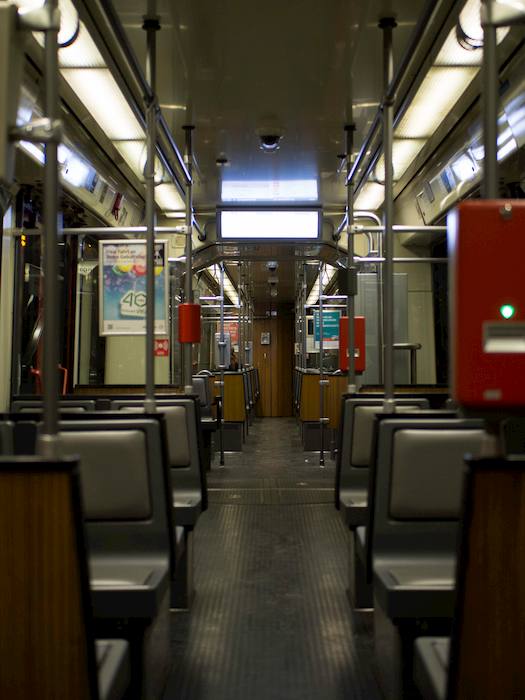 Auf diesem Bild kann man eine etwas ältere düsseldorfer U-Bahn sehen